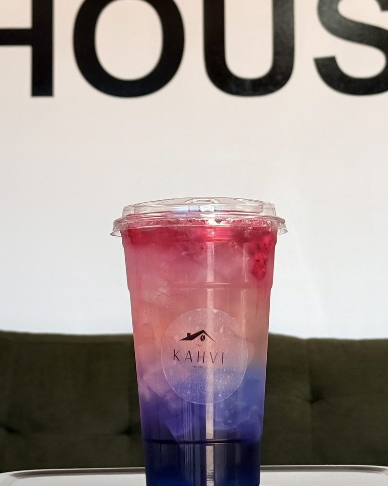 R&iacute;o Azul — layered blue and pink Red Bull infusion with freeze-dried dragon fruit, the Drink of the Month at Kahvi House